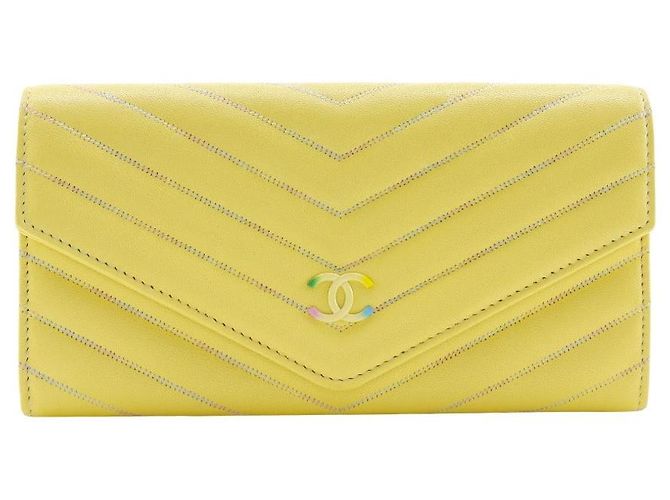 Cartera larga Chanel V Stitch de piel de cordero Amarillo