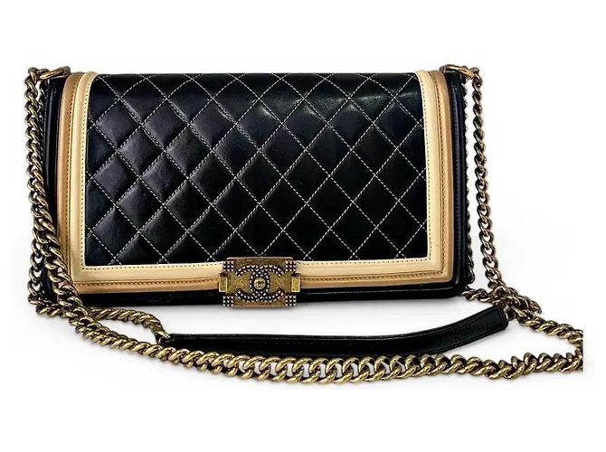 Borsa a tracolla Chanel Boy in pelle matelassé nera e oro Nero D'oro