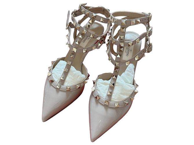 Valentino Garavani Zapatos de tacón Rockstud T-Strap Beige