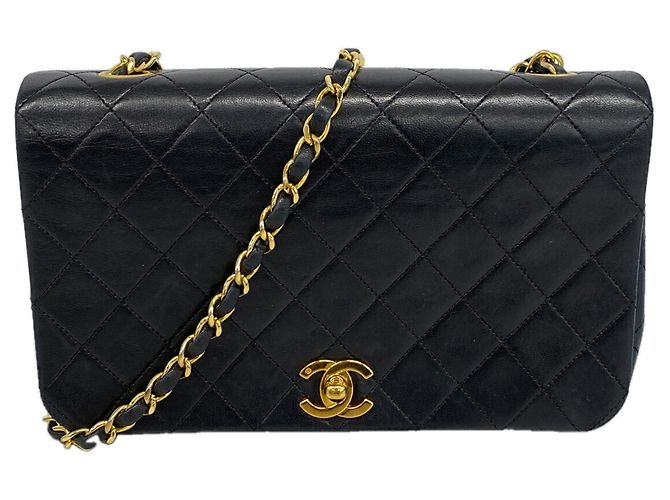 Bolsa de Ombro com Corrente Chanel Matelassé Preto