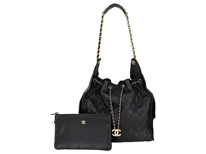 Sac à épaule Chanel en cuir noir et blanc