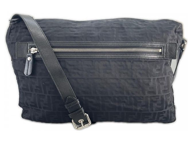 Borsa a tracolla Fendi in nylon bianco e nero