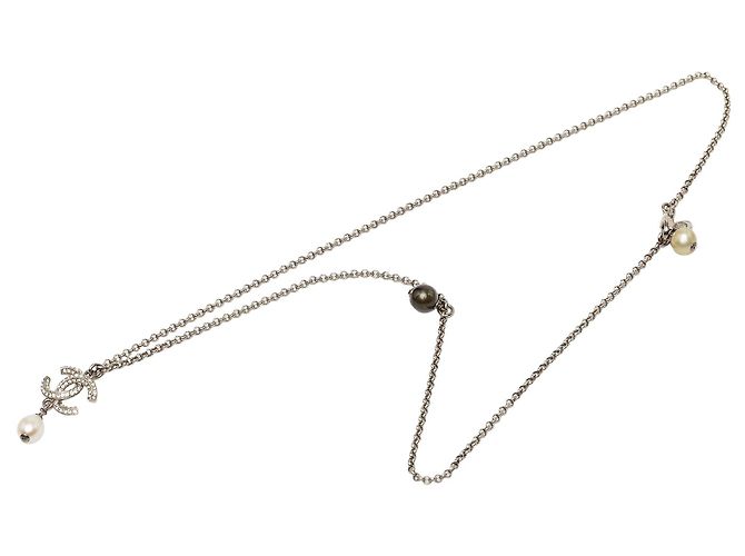 Colar com pingente Chanel Silver CC em latão, strass e pérolas artificiais Prata