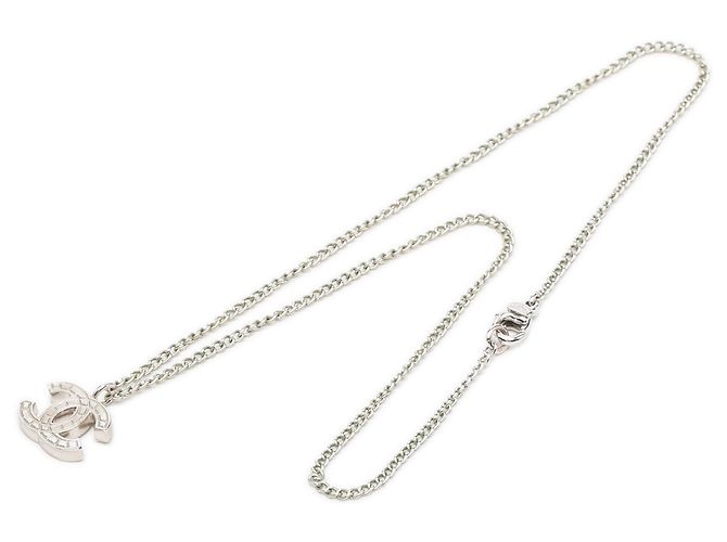 Colar com pingente Chanel Silver CC em latão Prata