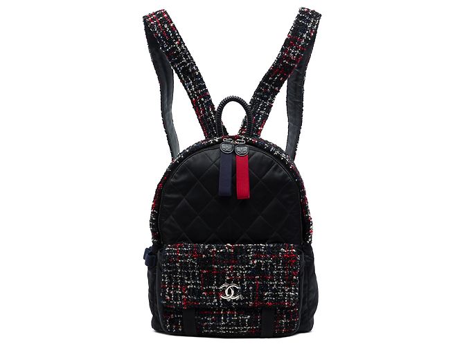 Mochila Chanel Astronaut Essentials em nylon acolchoado preto e tweed