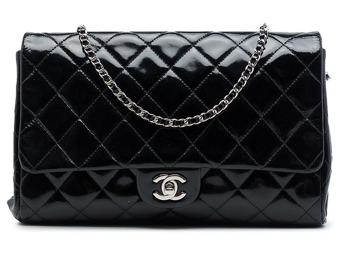 Clutch de aba acolchoada em verniz preto Chanel CC com corrente