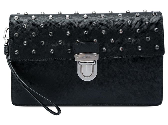 Pochette da polso Prada in Saffiano nero con borchie e chiusura push lock