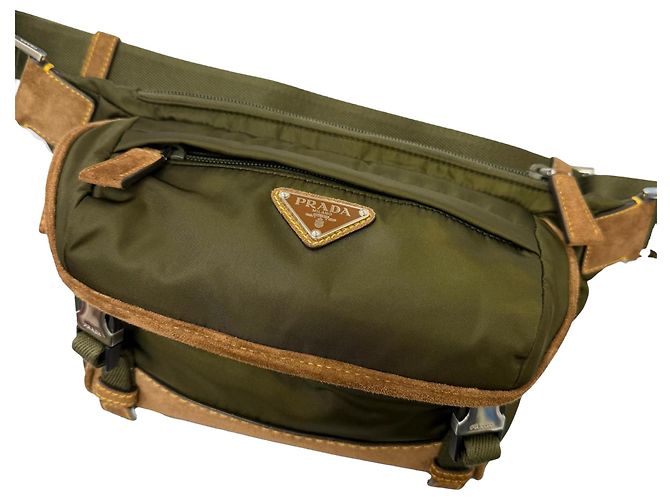 Bolsa Messenger Prada em Re-Nylon com acabamento em camurça marrom Caqui