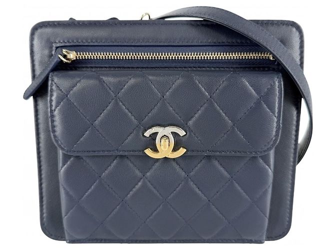 Borsa a tracolla Chanel Matelassé in pelle blu navy