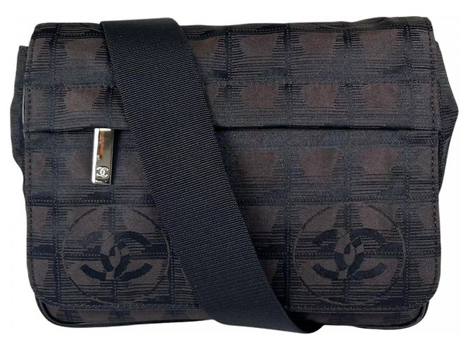 Borsa a tracolla Chanel in nylon nero