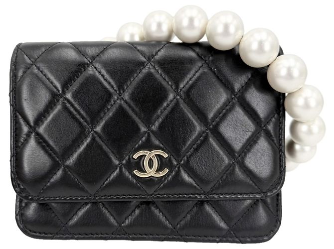 Timeless Borsa a tracolla Chanel Matelassé in pelle nera Nero