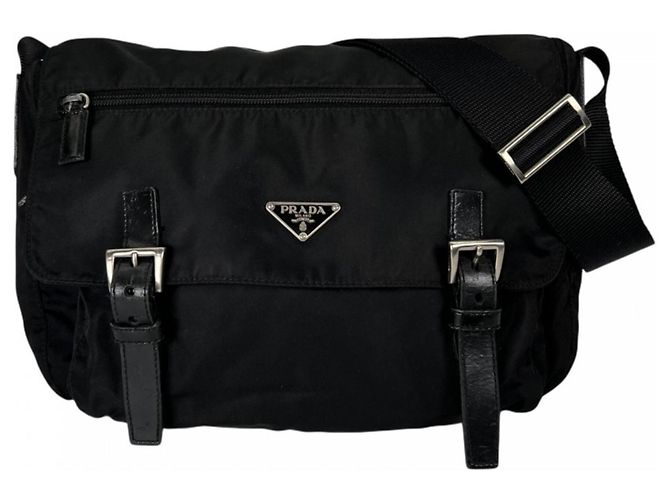 Bolsa de ombro Prada em nylon preto