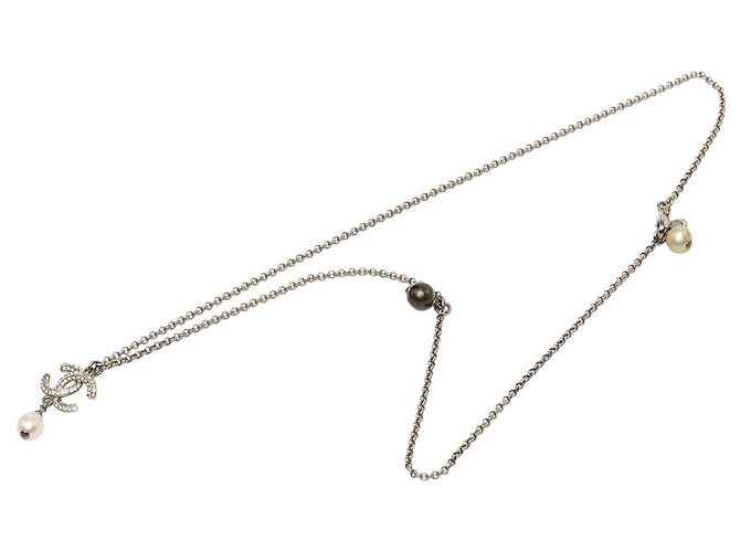 Colar com pendente Chanel CC em latão prateado, strass e pérolas artificiais Prata
