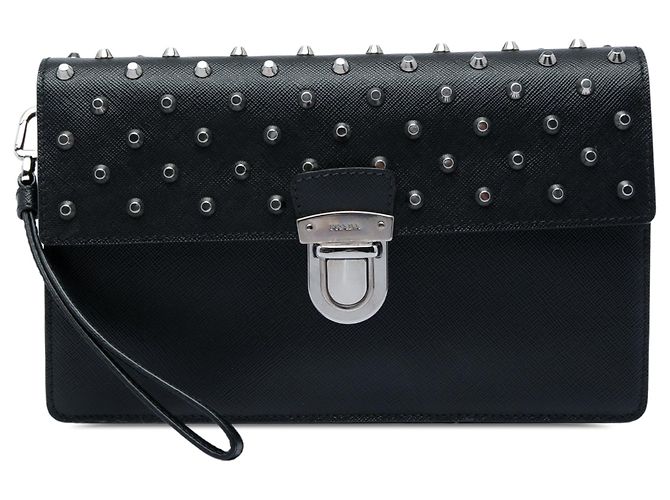 Clutch da polso Prada in Saffiano nero con borchie e chiusura push lock