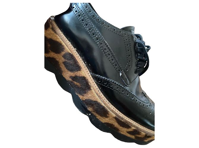 Prada Sapatos Richelieu de plataforma em couro preto e estampado de leopardo Estampa de leopardo