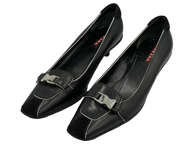 Prada Zapatos Kitten Heels de piel negra con hebilla Negro