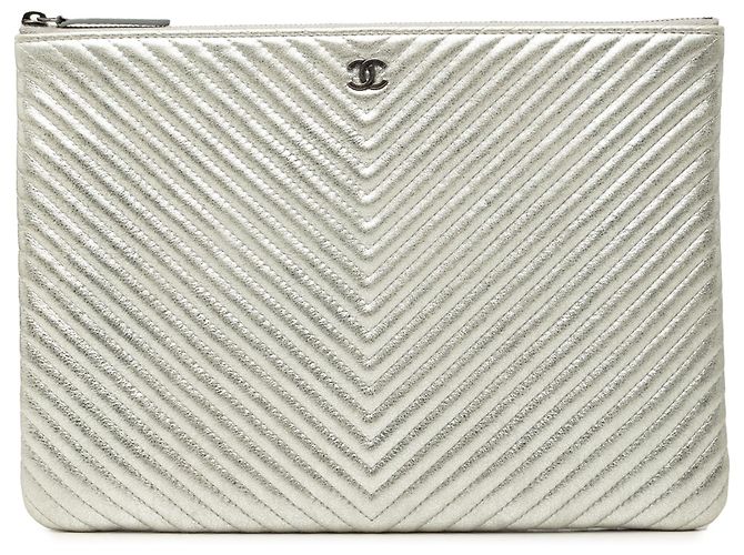 Chanel Silver Medium Chevron Metallic Calfskin O Case Clutch Silber