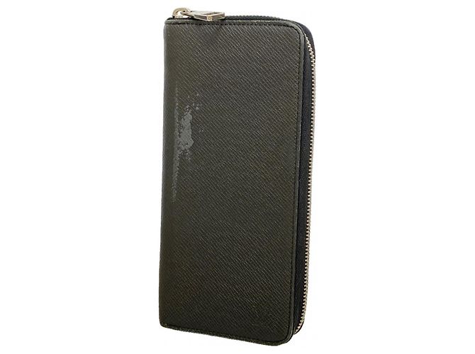 Louis Vuitton Taiga Zippy Portemonnaie Grau