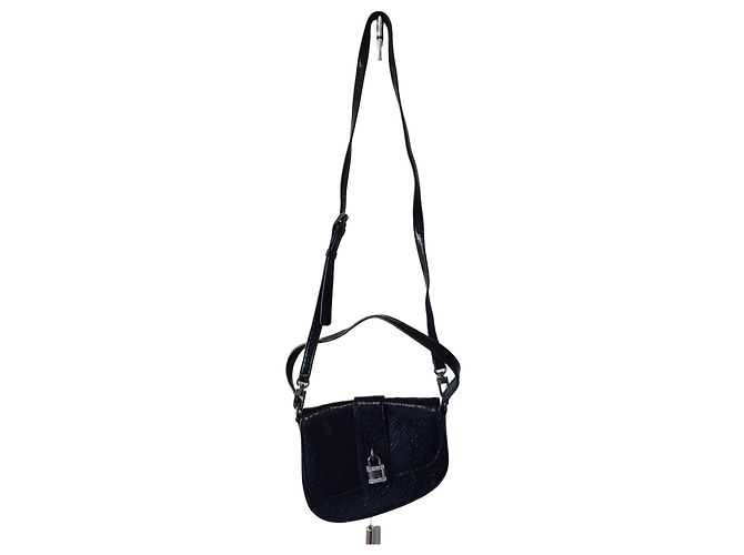 Borsa a tracolla Guess nera effetto pitone con lucchetto Nero