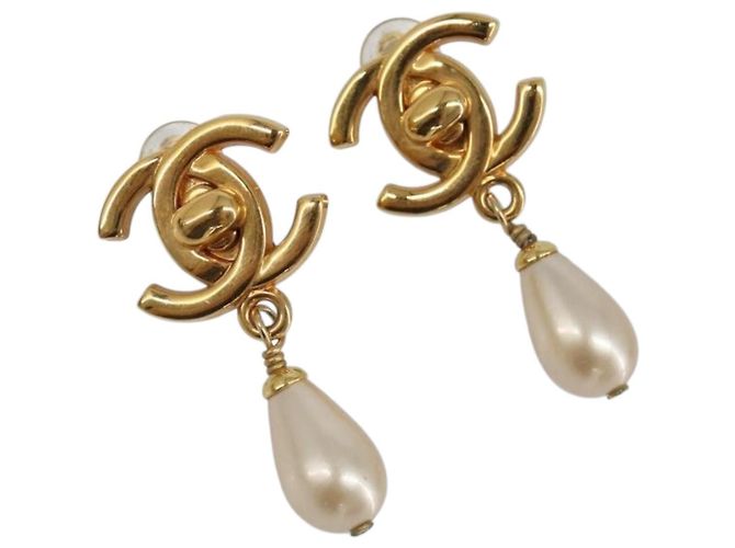Orecchini CHANEL Turn Lock metallo Gold CC Auth 199733V D'oro