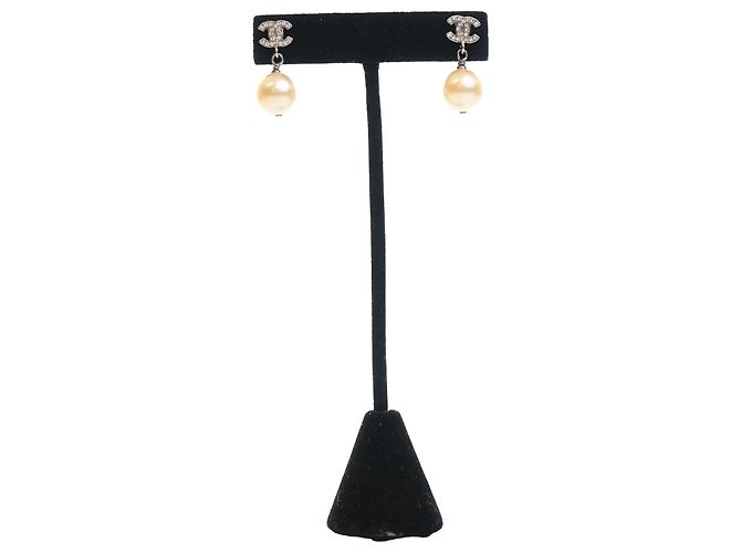 Orecchini a pressione Chanel CC in ottone argentato, strass e perle sintetiche Argento