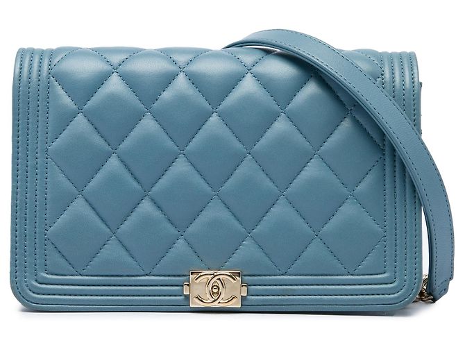 Bolsa Chanel Boy Wallet On Chain em pele de cordeiro acolchoada azul