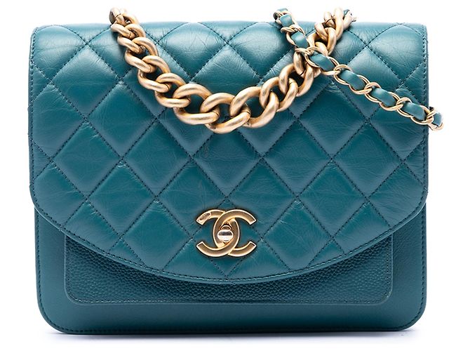 Bolsa Chanel Small Quilted em couro de bezerro e caviar azul com alça de corrente e aba