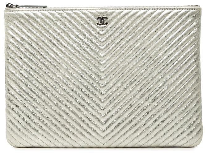 Chanel Medium Chevron Metallic Calfskin O Case Clutch Silver Silber