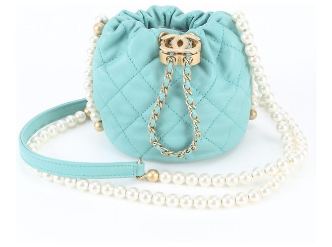 Bolsa de Ombro Chanel Matelassé em Couro de Cordeiro com Pérolas Azul