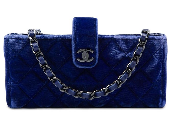 Porta-telemóvel Chanel Mini CC em veludo acolchoado azul com alça de corrente