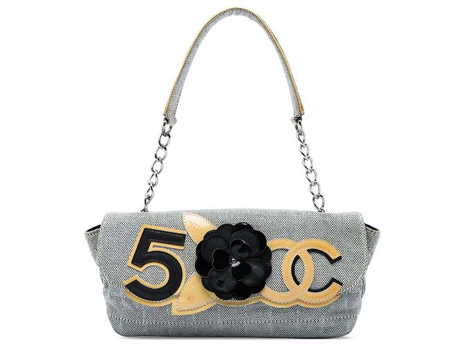 Bolsa de ombro Chanel Choco Bar em lona cinza com Camélia e CC No. 5