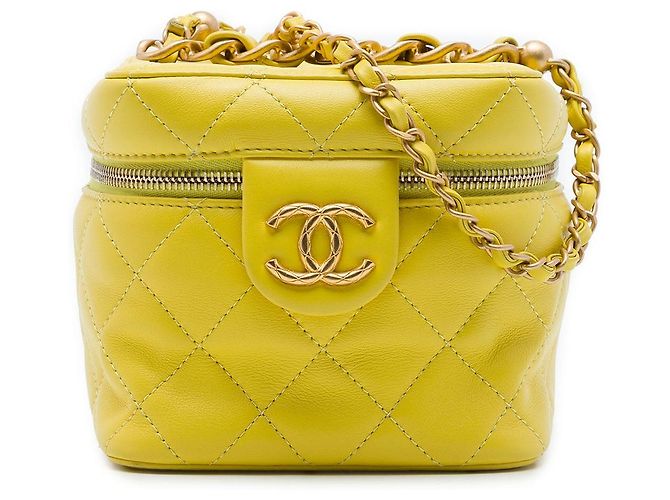 Small Vanity Case Chanel CC Acolchado de Piel de Cordero Amarillo con Cadena