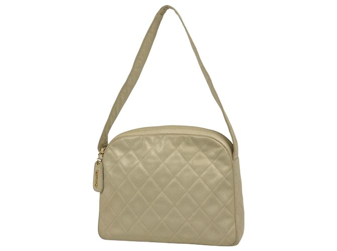 Bolsa de Ombro Chanel em Couro Matelassé Cru