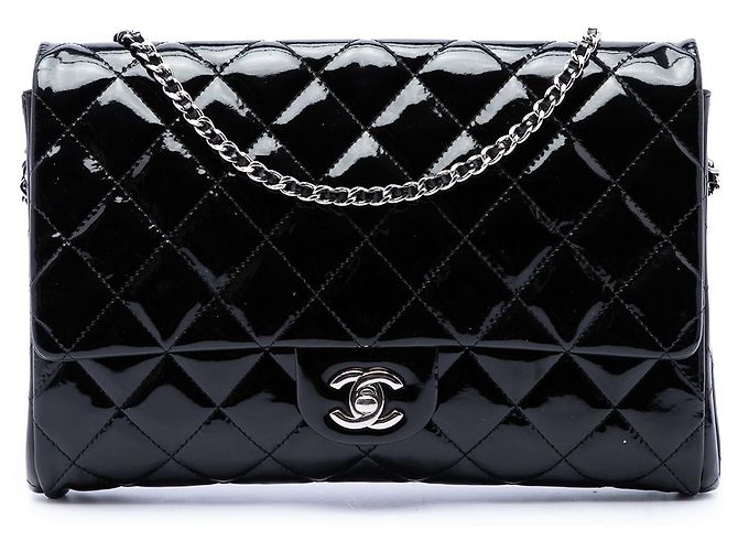 Clutch de aba acolchoada em verniz preto Chanel CC com corrente