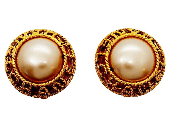 Orecchini a clip Chanel dorati con perla sintetica D'oro