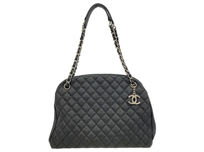 Borsa a tracolla Chanel Matelassé con catena in nero
