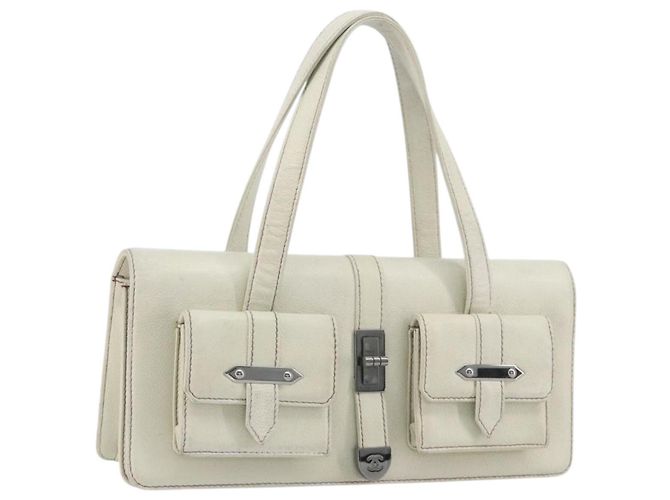 Bolsa CHANEL em couro branco prata CC