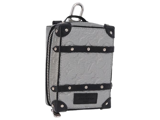 Mochila LOUIS VUITTON Monogram
Trunk Charm Silver Black M01392 LV Auth 199063M Preto Prata