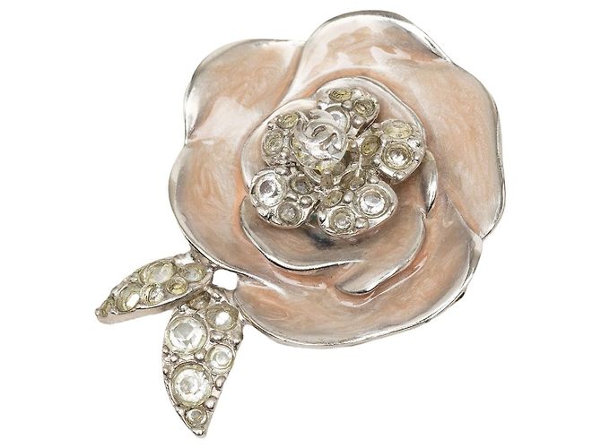 Spilla Chanel CC in ottone smaltato argento con strass e camelia