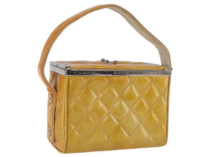 CHANEL Matelasse Vanity Box Cuero charol Amarillo Silver CC