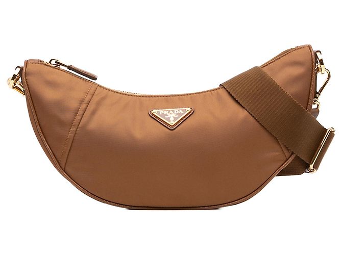 Bolsa Prada Demi Lune em Re-Nylon com acabamento em Saffiano marrom Camelo