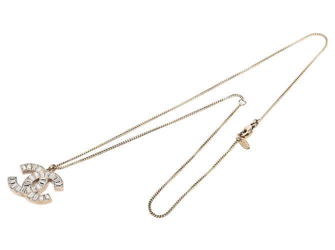 Colar com pingente Chanel Gold CC em latão e strass Dourado