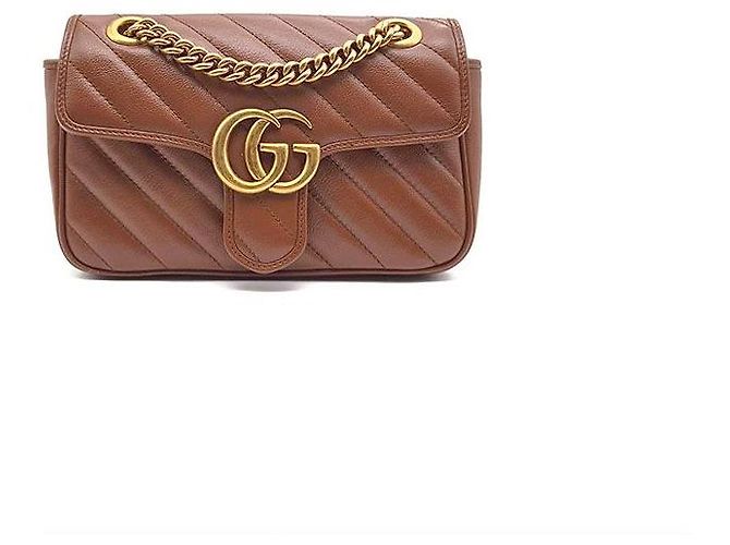 Gucci Mini Bolso de Hombro con Cadena Marmont Matelassé Castaño