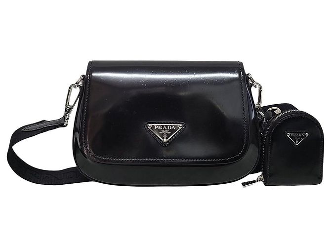 Prada Bolsa de ombro e crossbody com aba em couro escovado preto