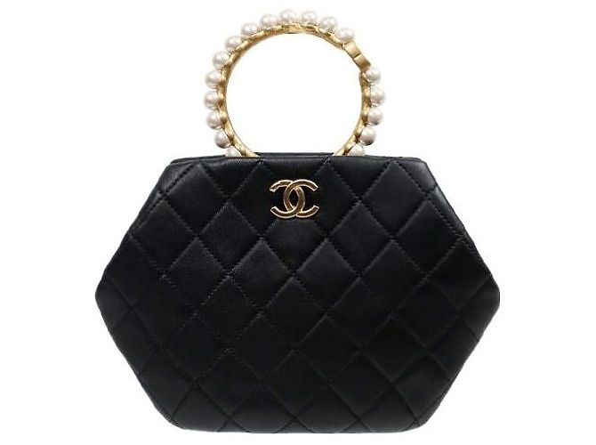 Chanel Bolsa de mão em couro preto com alça de pérolas