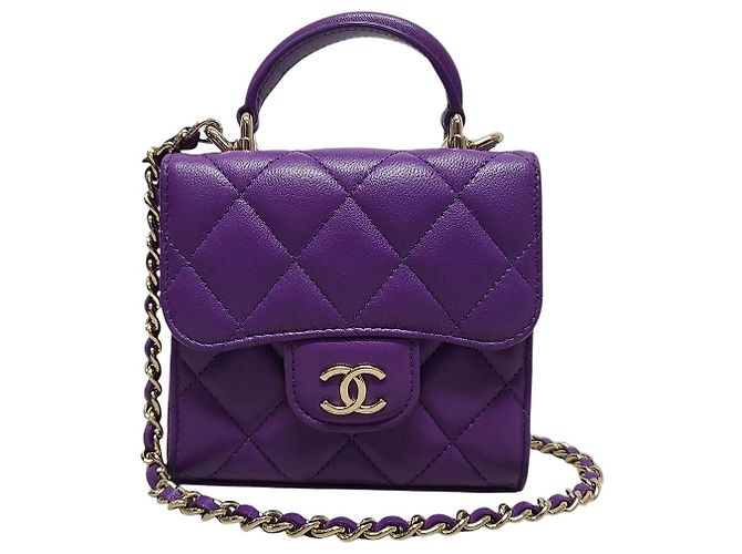 Chanel Mini Bolsa Chip em pele de cordeiro roxa com alça de mão e corrente dourada Roxo