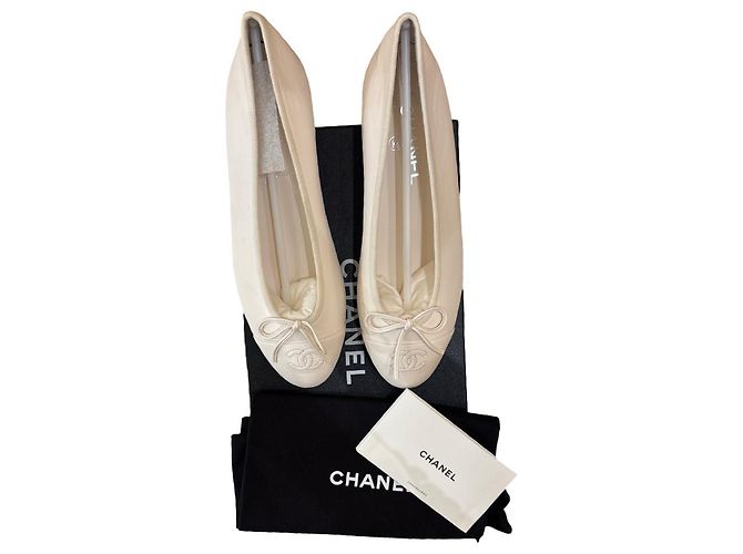 Sapatilhas Chanel para Mulher CC com Ponta Reforçada e Laço em Pele Acolchoada Cru