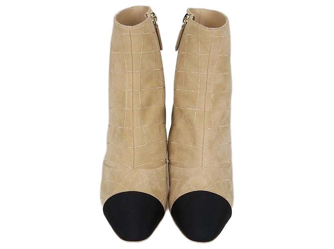 Botas de cano curto com bico arredondado, acolchoadas e com tachas Chanel Beige, Black Suede Preto Bege