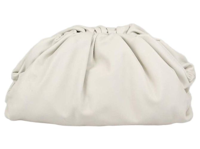 Bottega Veneta Bolso The Pouch Medium de piel Off White Blanco roto