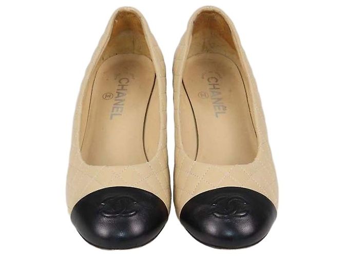 Sapatos de salto Chanel Beige/Black em couro acolchoado com bico CC